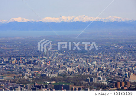 春の藻岩山から見る札幌市街地と増毛山地 35135159
