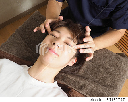 小顔マッサージをうける女性  （撮影協力 わぼく） 35135747