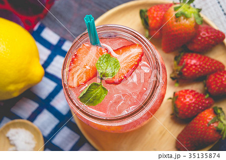 Strawberry juice and lemon soda juice mixed soda 35135874
