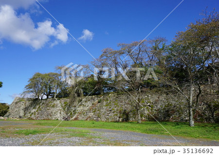 岡山県津山市の桜の名所「鶴山公園(津山城趾)」:本丸御殿跡から矢切櫓・月見櫓方向を見る 岡山県津山市の桜の名所「鶴山公園(津山城趾)」:本丸御殿跡から矢切櫓・月見櫓方向を見る 35136692