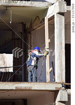 Construction worker Construction worker 35137909