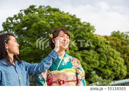 振袖を着た女性と友人 振袖を着た女性と友人 35138303