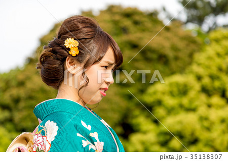 振袖を着た女性 振袖を着た女性 35138307