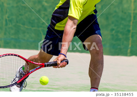 テニスをする男性 テニスをする男性 35138455