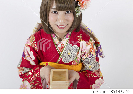振袖 着物 日本酒 女性の写真素材