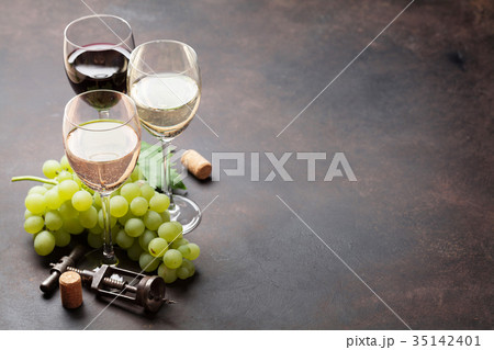 Wine glasses and grapes 35142401