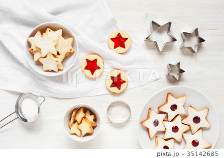 Traditional Linzer cookies 35142685
