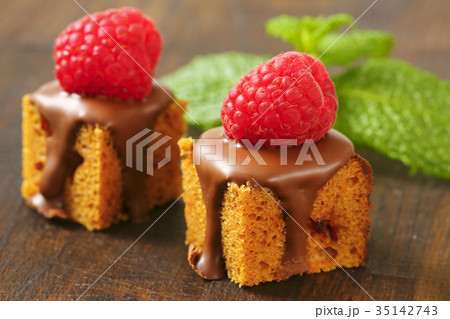 Mini gingerbread squares with melted chocolate 35142743