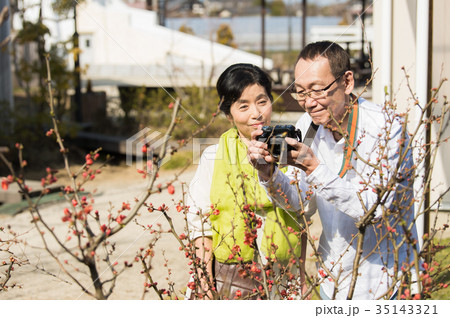 カメラを持つシニア夫婦 35143321