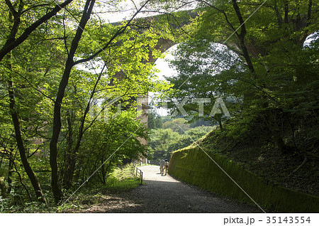 秋のめがね橋を谷側から見る 35143554
