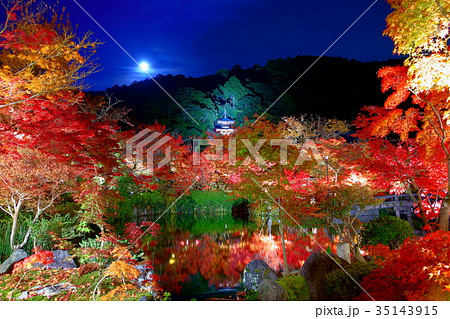 Eikando Temple moon rising in autumn  35143915