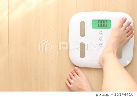 体重計に乗る 35144416