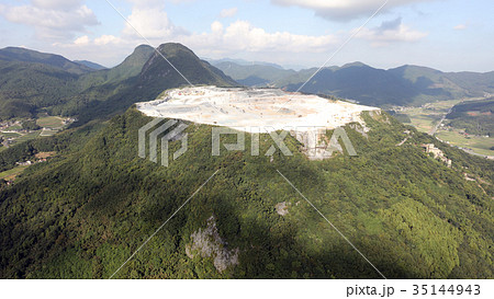 [空撮]  香春岳（かわらだけ）・旧日本セメント香春工場　福岡県田川郡香春町 35144943