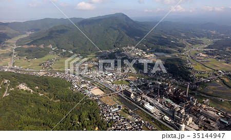 [空撮]  香春岳（かわらだけ）・旧日本セメント香春工場　福岡県田川郡香春町 35144947