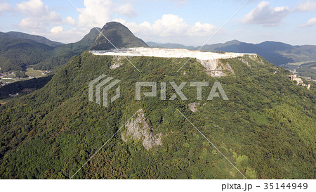 [空撮]  香春岳（かわらだけ）・旧日本セメント香春工場　福岡県田川郡香春町 35144949