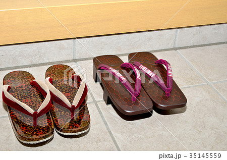 玄関の下駄　履物　津軽塗り　鎌倉彫　和服の訪問者のイメージ 35145559