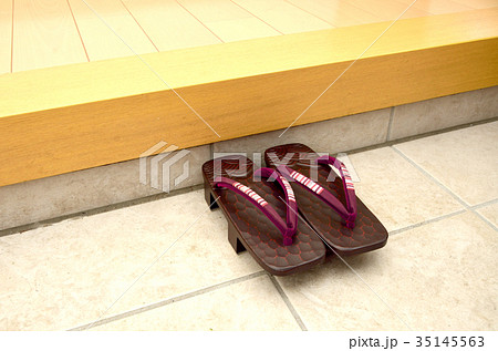 玄関の下駄　履物　　鎌倉彫　和服の訪問者のイメージ 35145563