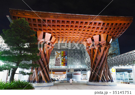 金沢 観光名所 金沢駅 ライトアップの写真素材 金沢 観光名所 金沢駅 ライトアップの写真素材