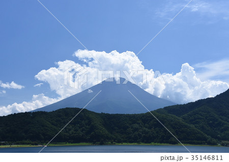 奥河口湖から見る白い雲を背にした夏の富士山 35146811