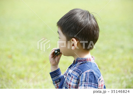 おにぎりを食べる男の子 おにぎりを食べる男の子 35146824