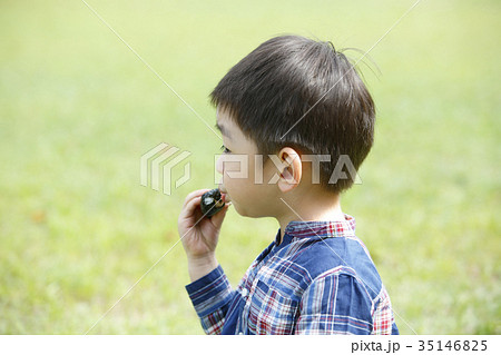 おにぎりを食べる男の子の写真素材