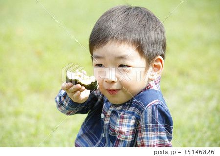 おにぎりを食べる男の子 おにぎりを食べる男の子 35146826