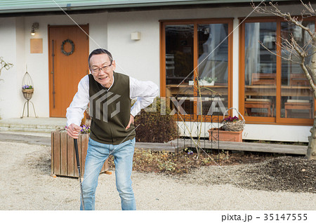 ゴルフの練習をする男性 35147555