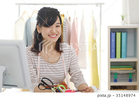 デザインを考えるファッションデザイナー デザインを考えるファッションデザイナー 35148974