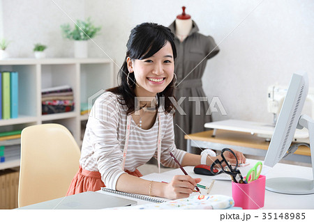 デザインを考えるファッションデザイナー 35148985