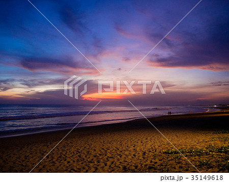 バリ島のスミニャックビーチの夕暮れ 35149618