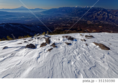 冬の八ヶ岳連峰・編笠山から眺める富士山と南アルプス 35150390