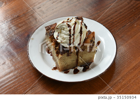 Slice of banana cake Slice of banana cake 35150934