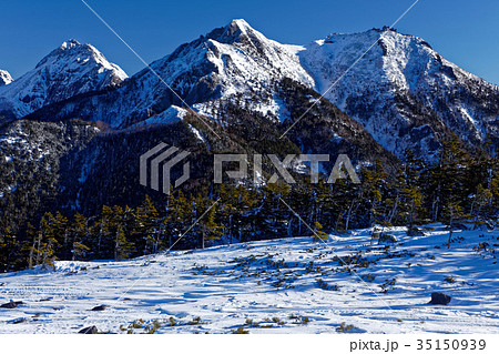 冬の八ヶ岳・編笠山から見る権現岳と赤岳 冬の八ヶ岳・編笠山から見る権現岳と赤岳 35150939