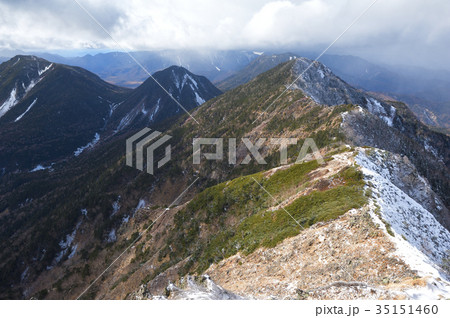 雪の女峰山山頂から帝釈山への尾根を見る 雪の女峰山山頂から帝釈山への尾根を見る 35151460