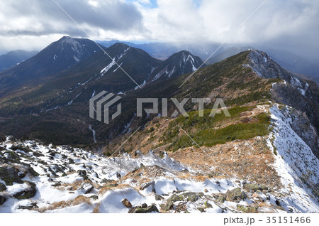 雪の女峰山山頂から男体山へ連なる山並みを見る 雪の女峰山山頂から男体山へ連なる山並みを見る 35151466