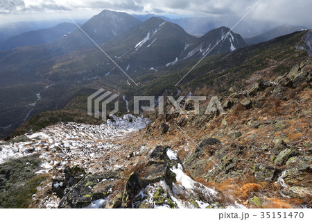 雪の女峰山山頂から山頂南斜面と男体山へ連なる山並みを見る 雪の女峰山山頂から山頂南斜面と男体山へ連なる山並みを見る 35151470