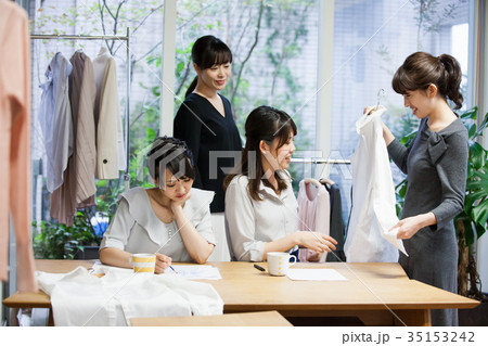 働く女性　アパレル　会議 35153242