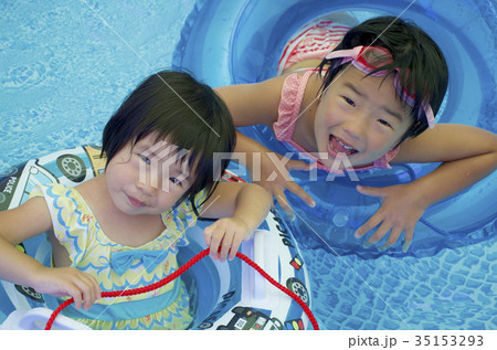 プール遊びをする姉妹 35153293