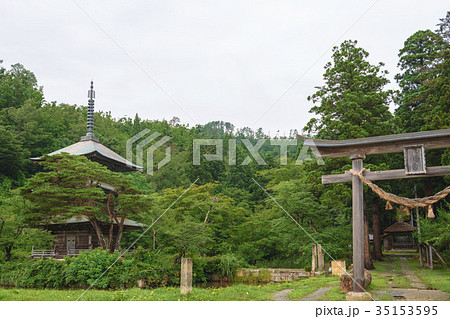 緑の包まれた寺院の風景 緑の包まれた寺院の風景 35153595
