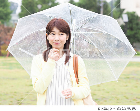 公園で傘をさす女性 公園で傘をさす女性 35154696