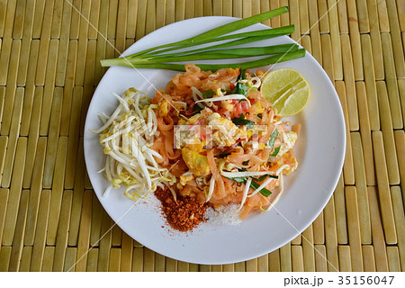Pad Thai stir fried rice noodle with egg  35156047
