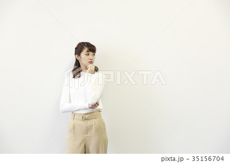 思いついた女性社員 35156704