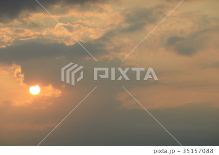 龍のような雲に食べられているように見える夕日 龍のような雲に食べられているように見える夕日 35157088