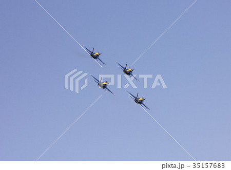 アクロバット飛行する米海軍ブルーエンジェルスのF/A-18ホーネット戦闘攻撃機の編隊 35157683
