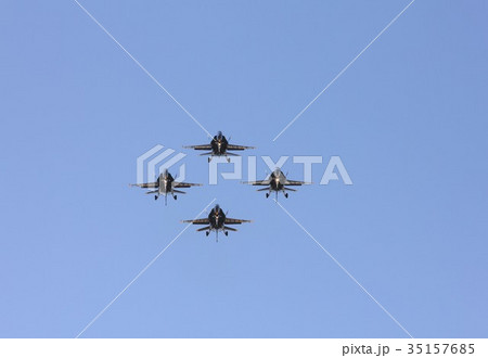 アクロバット飛行する米海軍ブルーエンジェルスのF/A-18ホーネット戦闘攻撃機の編隊 アクロバット飛行する米海軍ブルーエンジェルスのF/A-18ホーネット戦闘攻撃機の編隊 35157685