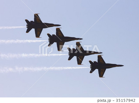 煙を引きながらアクロバット飛行する米海軍ブルーエンジェルスのF/A-18ホーネット戦闘攻撃機の編隊 35157942