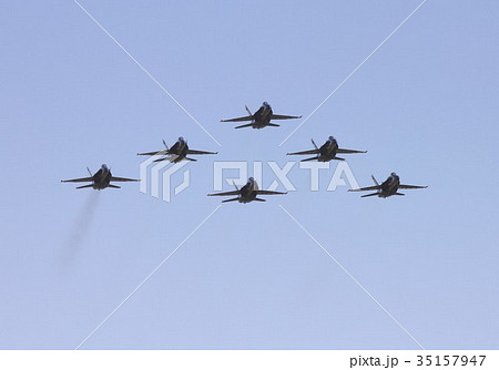 アクロバット飛行する米海軍ブルーエンジェルスのF/A-18ホーネット戦闘攻撃機の編隊 35157947