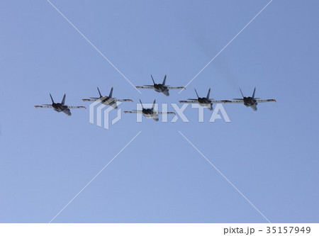 アクロバット飛行する米海軍ブルーエンジェルスのF/A-18ホーネット戦闘攻撃機の編隊 35157949