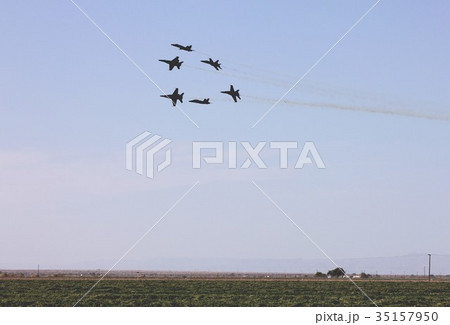 アクロバット飛行する米海軍ブルーエンジェルスのF/A-18ホーネット戦闘攻撃機の編隊 35157950
