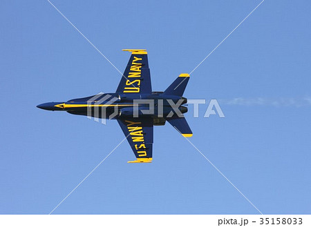 アクロバット飛行する米海軍ブルーエンジェルスのF/A-18ホーネット戦闘攻撃機の編隊 35158033